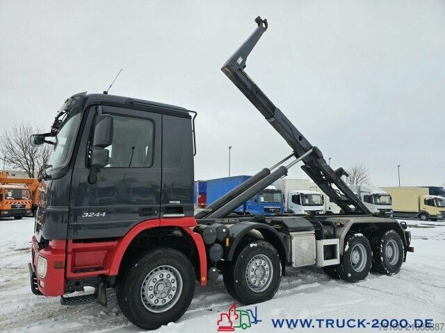 Haakarm vrachtwagen Mercedes-Benz Actros 3244 8x4 Meiller 30t.7m Container Blatt