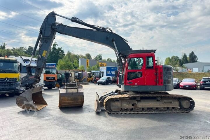 Rupsgraver VOLVO ECR235 Oilquick 3x Schaufeln