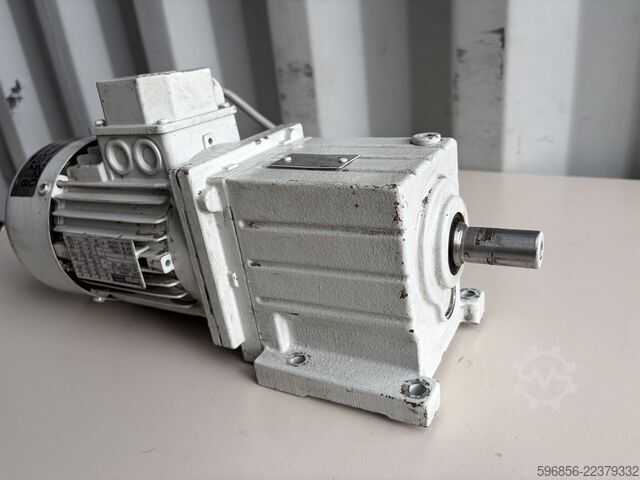 Motoreduktor Lenze GST04-2M VBR071C42 0,55 kW 421,5 obr./min 12 Nm i=3,333 3×230/400 V IP55 Motoreduktor Lenze GST04-2M VBR071C42 0,55 kW 421,5 obr./min 12 Nm i=3,333 3×230/400 V IP55 Motoreduktor Lenze GST04-2M VBR071C42 0,55 kW 421,5 obr./min 12 Nm i=3,333 3×230/400 V IP55