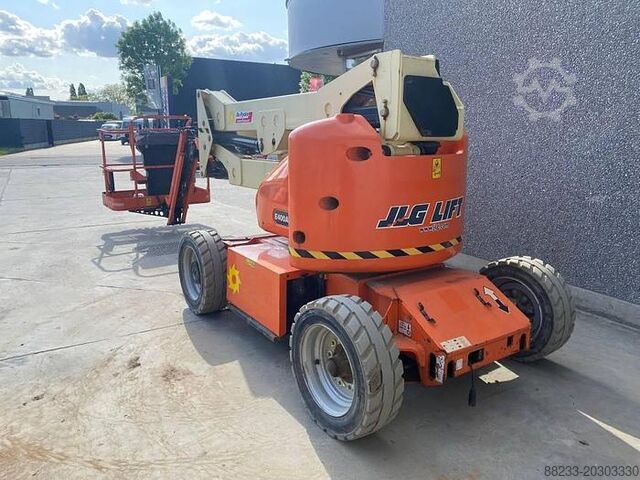 Knikarmhoogwerker JLG E400AJP