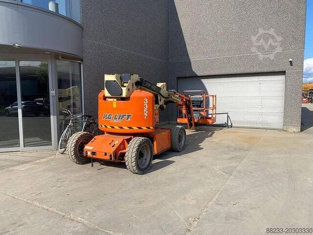 Knikarmhoogwerker JLG E400AJP