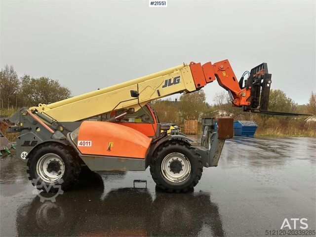 Chargeuse sur pneus JLG 4017 telehandler w/ two pallet forks and bucket. C