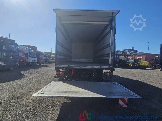 Vrachtwagen met bakwagen Mercedes-Benz 1832 Isolierter Koffer 7.40m Doppelstock LBW1.5t