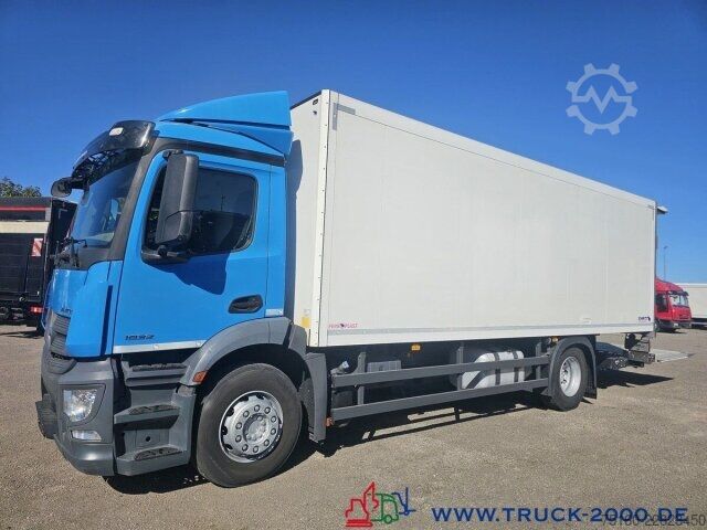 Vrachtwagen met bakwagen Mercedes-Benz 1832 Isolierter Koffer 7.40m Doppelstock LBW1.5t