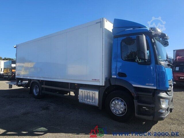 Vrachtwagen met bakwagen Mercedes-Benz 1832 Isolierter Koffer 7.40m Doppelstock LBW1.5t