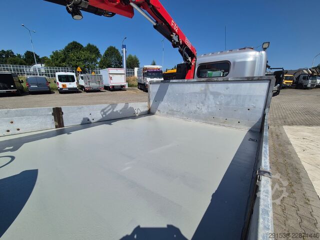 Ciężarówka z płaską platformą Renault D 7.5 - HIAB FASSI F32