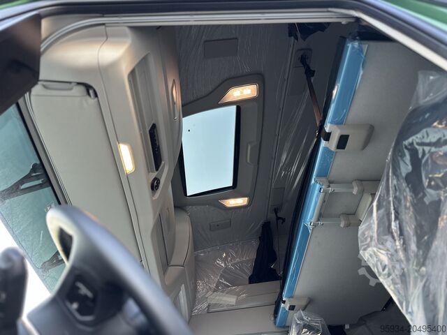 Standard road tractor Iveco S-Way 580 Full-Pneumatic