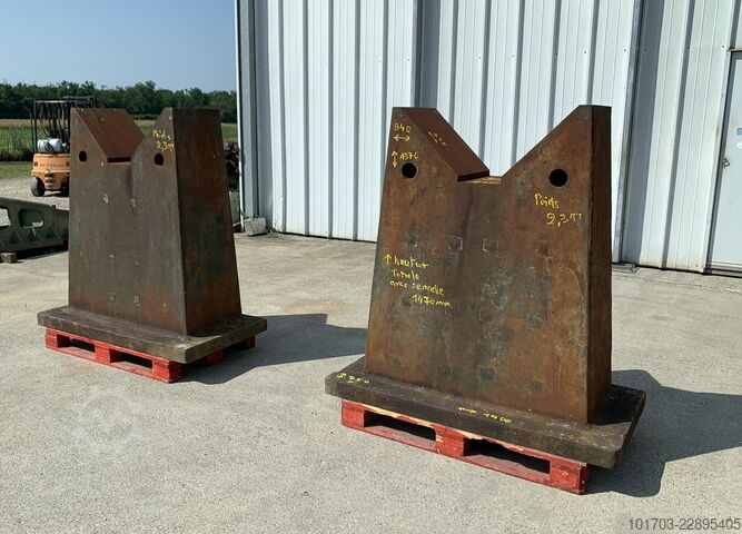 2 Cast iron V supports Supports en V en fonte 