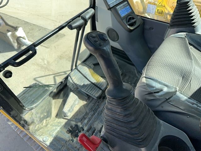 Pásový bagr Komatsu HB215LC-3