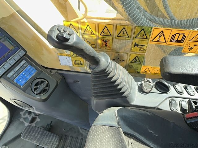 Pásový bagr Komatsu HB215LC-3