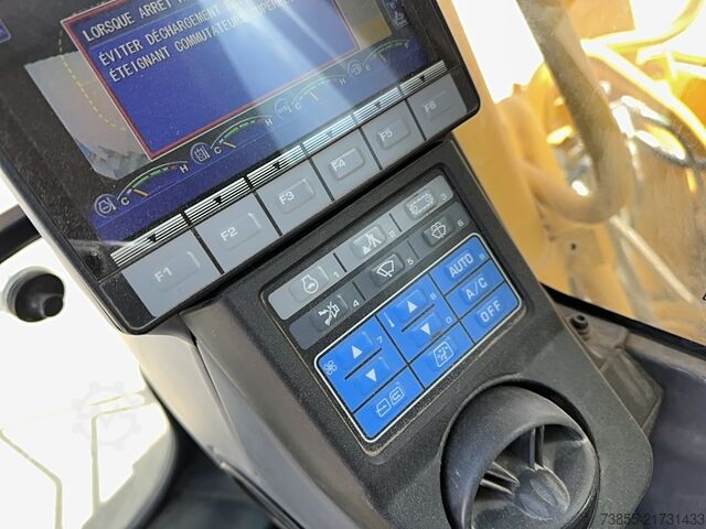 Pásový bagr Komatsu HB215LC-3