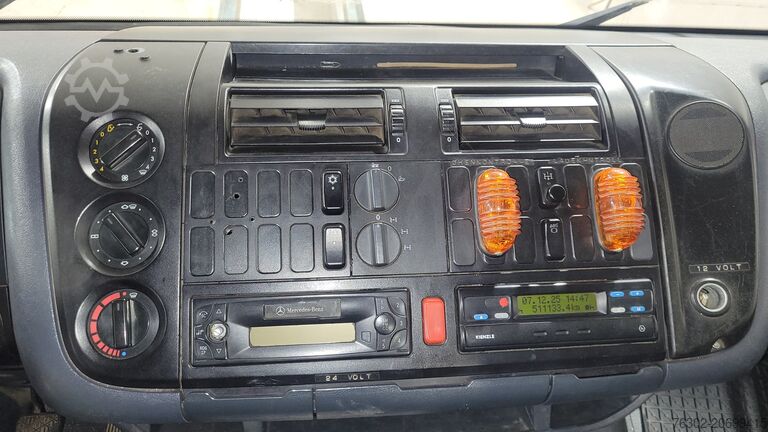 Lastbil med trevägstipp Mercedes-Benz 1318 AK Kipper Kran 4X4 deutsches Fahrze