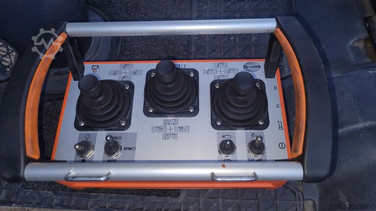 Lastbil med trevägstipp Mercedes-Benz 1318 AK Kipper Kran 4X4 deutsches Fahrze