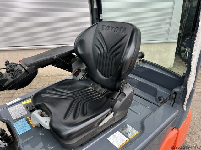 Elektryczny wózek widłowy 4-kołowy Toyota 8 FBMT 20