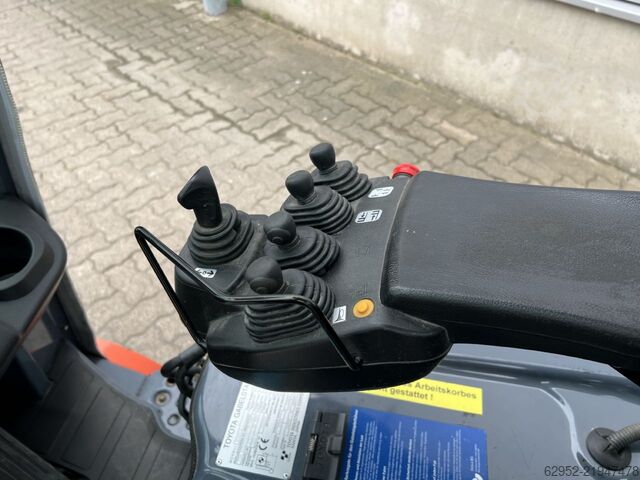 Elektryczny wózek widłowy 4-kołowy Toyota 8 FBMT 20
