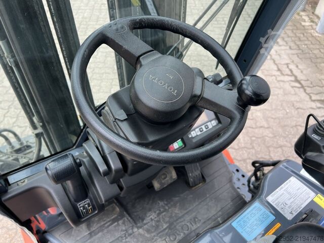 Elektryczny wózek widłowy 4-kołowy Toyota 8 FBMT 20