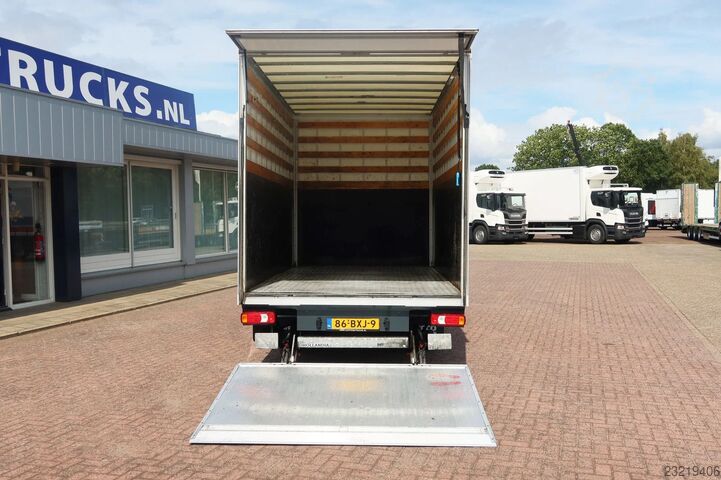 Iveco 50C18 C1-körkort. Lastkapacitet 2 184 kg. Hi-Matic växellåda + bakgavellyft 1 000 kg. Iveco 50C18 C1 Rijbewijs. Laadvermogen 2184 KG. Hi-Ma...