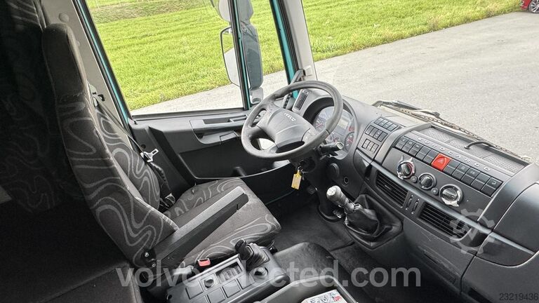 Iveco EuroCargo 180E32 4x2r, 18 t, cu suprastructură pentru transportul băuturilor, marca Speiser. Iveco EuroCargo