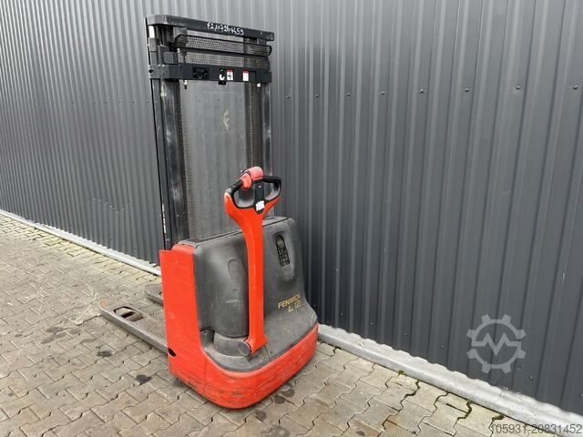 Pedestrian Stacker Linde L12