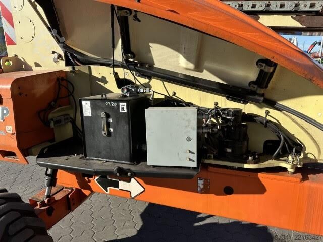 Plate-forme de travail télescopique articulée JLG E600JP