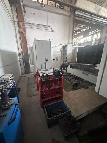 Centru de strunjire și frezare CNC Stama MC 550