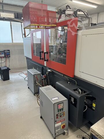 Spuitgietmachine met sprue picker FERROMATIK MILACRON EE50-55