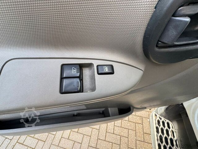 Vrachtwagen met bakwagen NISSAN NT500 56.15 Koffer mit LBW*Ahk*nur 34.800 km *