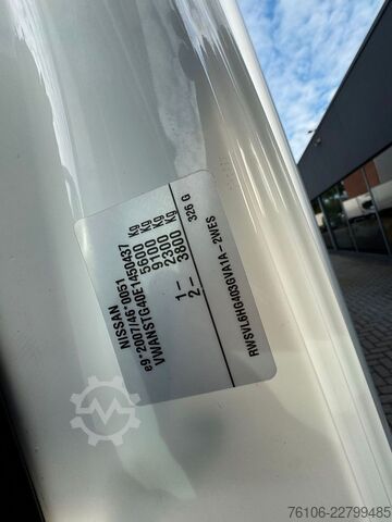 Vrachtwagen met bakwagen NISSAN NT500 56.15 Koffer mit LBW*Ahk*nur 34.800 km *