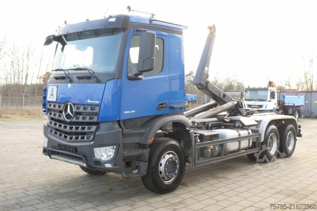 Haakarm vrachtwagen MERCEDES-BENZ Arocs 2645 K 6x4 Abrollkipper Meiller deutsch to