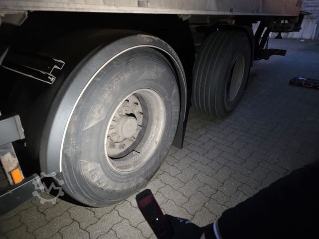 Reefer semitrailer SCHMITZ CARGOBULL City Tiefkühler, 2. Achs drehbar, 3 to Ladebordw