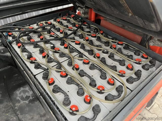 Electric 4-wheel forklift Linde E25-01