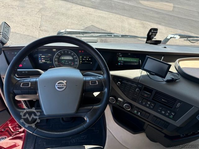 Lastbilmonteret kran VOLVO 8x2*6 Sawo tipper / Hiab X-DUO 102 E-2