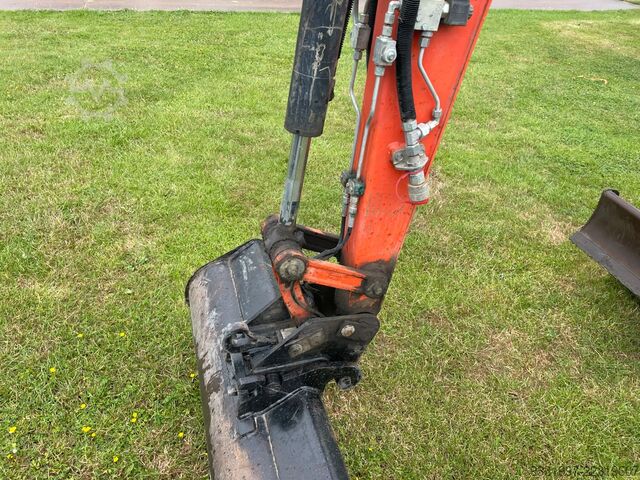 Minibagr Kubota KX027-4