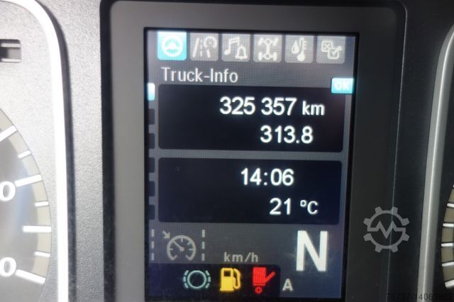 Gardinsided kassevogn MERCEDES-BENZ 821 L
