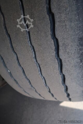 Pótkocsi platóval és ponyvával Kögel S24-1