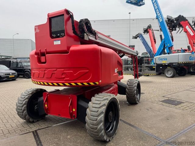 Scharnierende telescopische hoogwerker Niftylift HR 28 D E 4x4