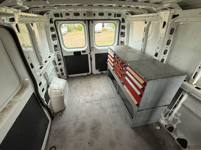 Furgão de painéis FIAT Ducato Kasten m. Werkbank & -regalen, Rfk