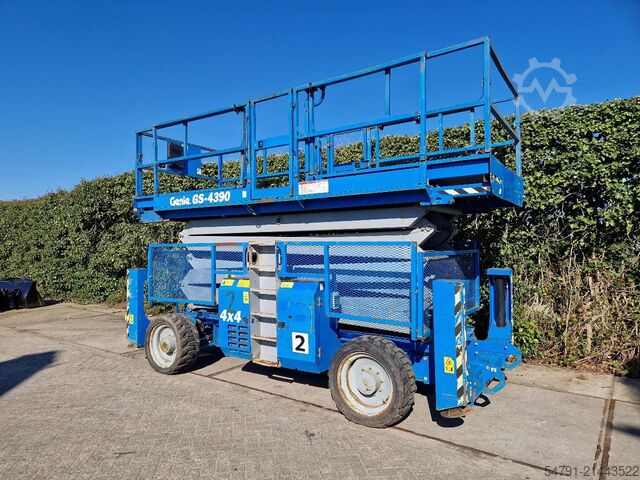 Ollós emelő Genie GS-4390 (15,5 mtr werkhoogte)