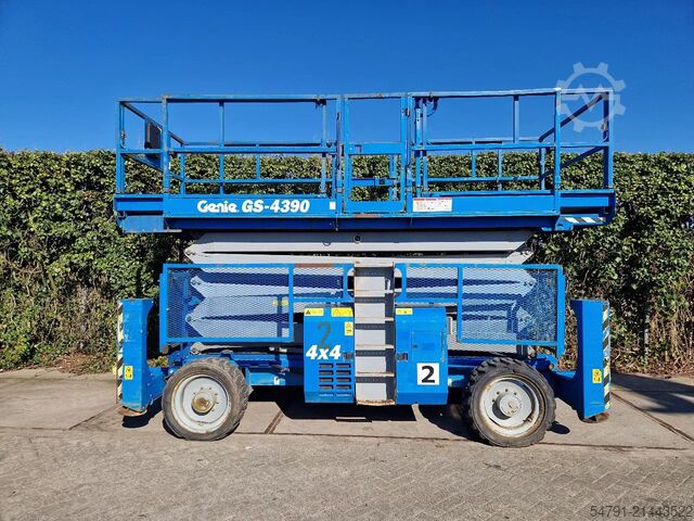 Ollós emelő Genie GS-4390 (15,5 mtr werkhoogte)