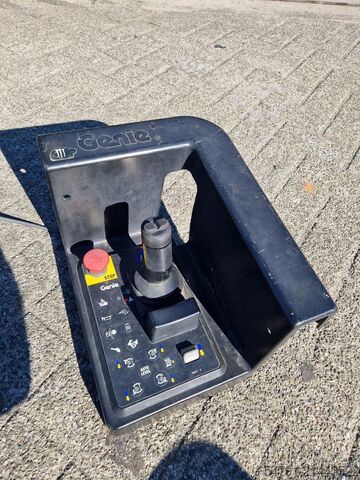 Ollós emelő Genie GS-4390 (15,5 mtr werkhoogte)