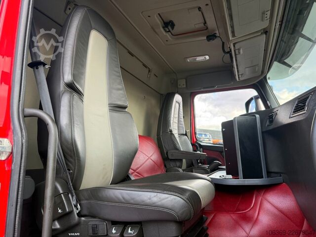 Gru montata su autocarro VOLVO FM500 8x2 Pusher Tridem Crane Hiab 099 B3 Radio
