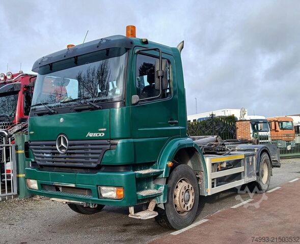 Haakarm vrachtwagen Mercedes Atego met containersysteem