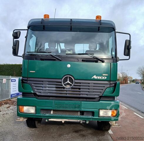 Haakarm vrachtwagen Mercedes Atego met containersysteem