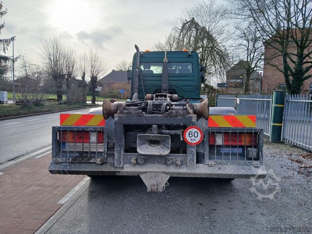 Haakarm vrachtwagen Mercedes Atego met containersysteem