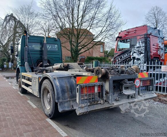 Haakarm vrachtwagen Mercedes Atego met containersysteem
