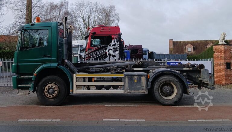 Haakarm vrachtwagen Mercedes Atego met containersysteem