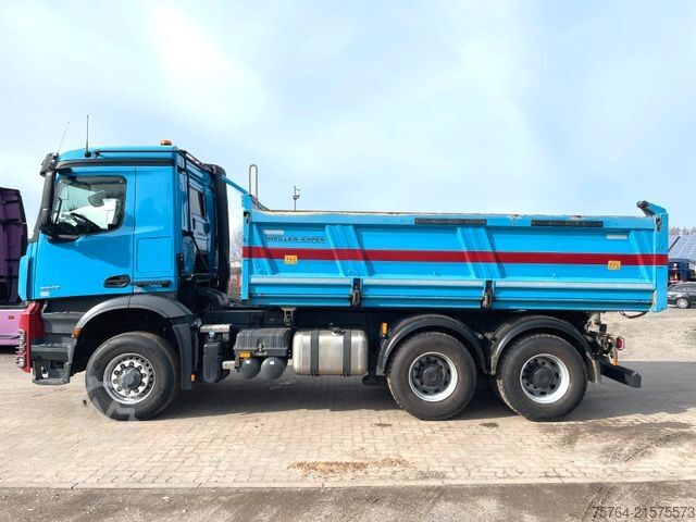Driezijdige kipper MERCEDES-BENZ 2643 Arocs/Meiller Kipper/Bordmatik/6x6H/1.Hand