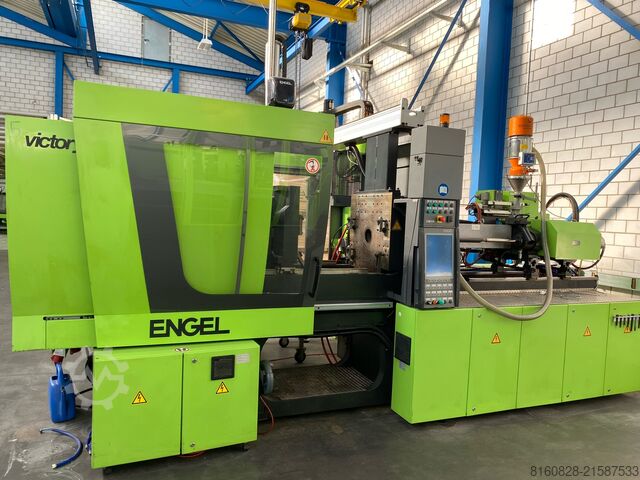 Sprøjtestøbemaskine med robot ENGEL victory 1050/160 tech CC200 A02 mit Robot ERC 23F regular RC 200 integriert