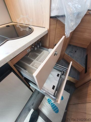 Half-integraal camper LMC Cruiser V 646 G,  Längsbetten, Navi,Automatik