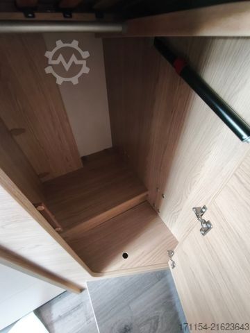 Half-integraal camper LMC Cruiser V 646 G,  Längsbetten, Navi,Automatik